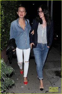 courteney-cox-grabs-dinner-with-jennifer-meyer-in-santa-monica-05.jpg