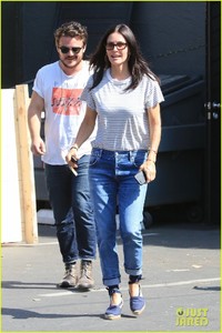 courteney-cox-sports-denim-pants-and-wedges-for-furniture-shopping-spree-01.jpg