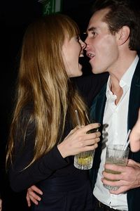 edie_TheKateMossBookParty_16nov12_vogue_1280.thumb.jpeg.2889f528656303d71c3c7e7982176a91.jpeg