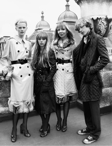edie_burberry_aw06.thumb.jpg.97ac4c4e909c8a64d8151bf2da6f8ca5.jpg