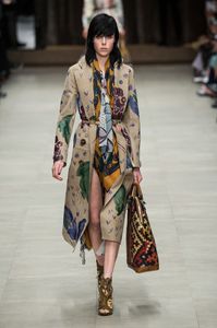 edie_burberry_aw14_hollywood.thumb.jpg.8821c61f8f56d508cd539c32aa75b974.jpg