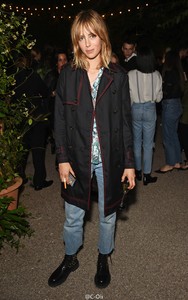 edie_burberry_frow_19sep16_coli_2.thumb.jpg.85a6228d10550a4cf3b1268df6f95d54.jpg