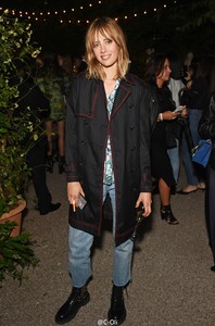 edie_burberry_frow_19sep16_coli_3.thumb.jpg.5216cbe095bc564d14c872a02f90c7d2.jpg