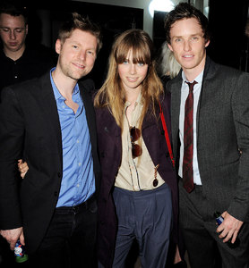 edie_burberry_lcm_17jun12_iloveeddieredmayne.thumb.jpg.aef7bd24819d73d14aa627b9ec0cb4d5.jpg