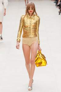 edie_burberry_ss13_nymag_1.thumb.jpg.0ad0ab4db835fee6edb4a06f59183406.jpg