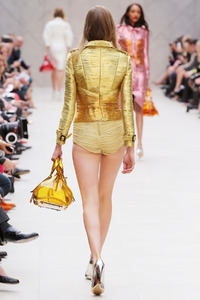edie_burberry_ss13_nymag_2.thumb.jpg.13abfa2c4ce07d09d6f48e2fdc3700d5.jpg