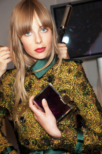 edie_burberry_ss13_nymag_6.thumb.jpg.aac75c823954b8042440aab0fb1c11bd.jpg