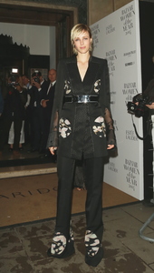 edie_harpers_bazaar_women_4nov14_hollywood_7.jpg