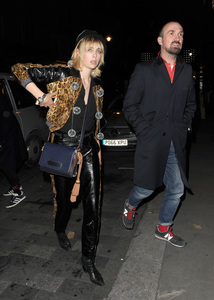 edie_love_christmas_16dec16_hollywood_1.thumb.jpg.c798e3f42acfaddd1df499d209697577.jpg