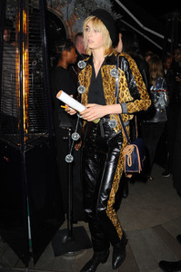 edie_love_christmas_16dec16_hollywood_5.thumb.jpg.256e1c884608e9619b2d7ccc9b15c02d.jpg