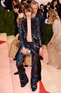 edie_met_gala_2016_hollywoodlife.thumb.jpg.bc53475c21f489762949235669a3f4f5.jpg