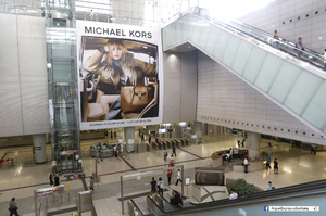 edie_michael_kors_fall2017_jcdecaux_transport.thumb.jpg.d0cd41d190e1214f7582698a9bd1e537.jpg