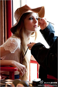 edie_ochirly_ss12_bts_ochirlyochirly_1.jpg