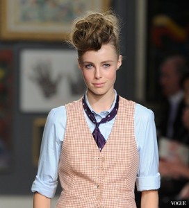 edie_paul_smith_ss11_vogue.thumb.jpg.995c01b0afe3130965a86ecabbaddc44.jpg