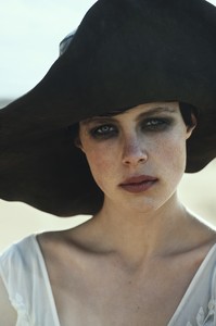 edie_vogue_jun13_leblocstudio_outtake_1.thumb.jpg.d3ae2a956102aa558512858d6f8afe70.jpg