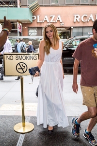 elizabeth-olsen-outside-the-today-show-in-nyc-8817-3.jpg