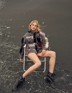 elle-france-august-2017-vanessa-axente-by-alexander-neumann-10.thumb.jpg.3c942335fa78b911dbeb929f14fff732.jpg