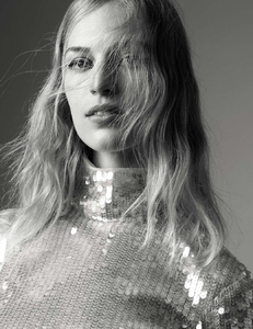 elle-france-august-2017-vanessa-axente-by-hordur-ingason-14.thumb.jpg.1f8927d01a2232800644b7d20e3160b6.jpg