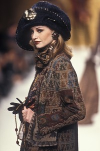 emanuel-ungaro-fw-1994-3.thumb.jpg.a3bfbd7fc0bd08d48bfbda9459ab6515.jpg