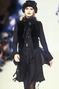 emanuel-ungaro-fw-1994-4.thumb.jpg.b1f8f3d366a47c9788cf522c65570ef1.jpg