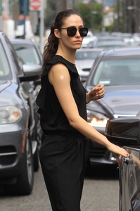 emmy-rossum-leaving-a-doctors-office-in-beverly-hills-81517.thumb.jpg.d28fd36d9798363205b0c182d6b3d727.jpg