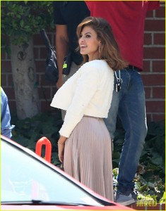 eva-mendes-poses-for-a-photo-shoot-in-los-angeles-02.jpg