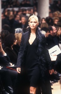 fendi-fw-1996-1.thumb.jpg.5e95a345fab7ee1ee9b2e366f177676e.jpg