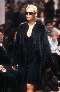 fendi-fw-1996-3.thumb.jpg.dc3a8058ae5ea2b049c89bd3581af694.jpg