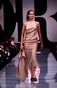 giafranco-ferre-ss-1997-7.thumb.jpg.0a3a1c802a4e4c495e2465eb8ecf98fe.jpg