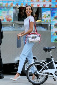 gizele-oliveira-style-arrives-at-casting-for-2017-victoria-s-secret-fashion-show-in-nyc-08-17-2017-9.jpg