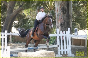 iggy-azalea-spends-the-afternoon-horseback-riding-03.jpg