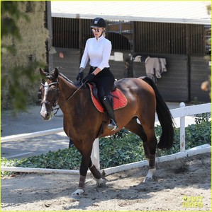 iggy-azalea-spends-the-afternoon-horseback-riding-05.jpg