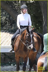 iggy-azalea-spends-the-afternoon-horseback-riding-07.jpg