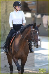 iggy-azalea-spends-the-afternoon-horseback-riding-08.jpg