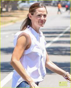 jennifer-garner-is-all-smiles-with-ben-afflecks-mom-06.jpg