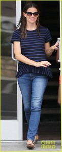 jennifer-garner-takes-in-the-venice-beach-vibe-with-her-family-02.jpg