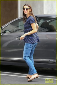 jennifer-garner-takes-in-the-venice-beach-vibe-with-her-family-04.jpg