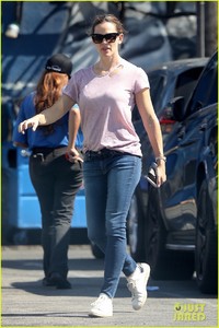 jennifer-garner-takes-in-the-venice-beach-vibe-with-her-family-05.jpg