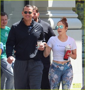 jennifer-lopez-alex-rodriguez-gym-03.jpg