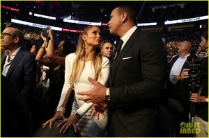 jennifer-lopez-alex-rodriguez-make-one-srtylish-couple-at-mayweather-mcgregor-fight-04.jpg