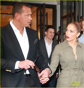 jennifer-lopez-and-alex-rodriguez-hold-hands-for-nyc-dinner-date-01.jpg
