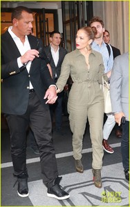jennifer-lopez-and-alex-rodriguez-hold-hands-for-nyc-dinner-date-02.jpg
