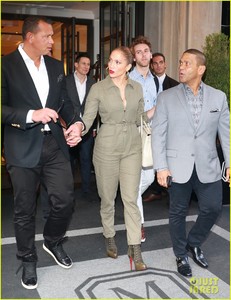 jennifer-lopez-and-alex-rodriguez-hold-hands-for-nyc-dinner-date-06.jpg
