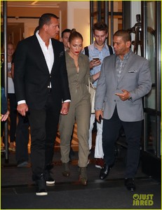 jennifer-lopez-and-alex-rodriguez-hold-hands-for-nyc-dinner-date-07.jpg