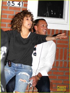 jennifer-lopez-cozies-up-to-alex-rodriguez-on-set-of-shadees-of-blue-04.jpg