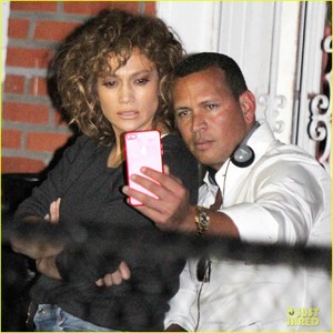 jennifer-lopez-cozies-up-to-alex-rodriguez-on-set-of-shadees-of-blue-07.jpg