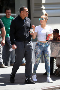 jennifer-lopez-grabs-a-post-workout-water-with-arod-82417-11.jpg