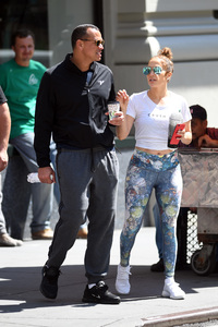 jennifer-lopez-grabs-a-post-workout-water-with-arod-82417-12.jpg