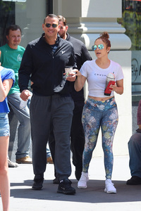 jennifer-lopez-grabs-a-post-workout-water-with-arod-82417-16.jpg