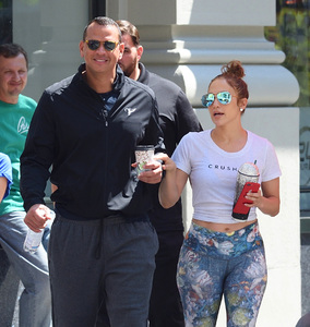 jennifer-lopez-grabs-a-post-workout-water-with-arod-82417-17.jpg